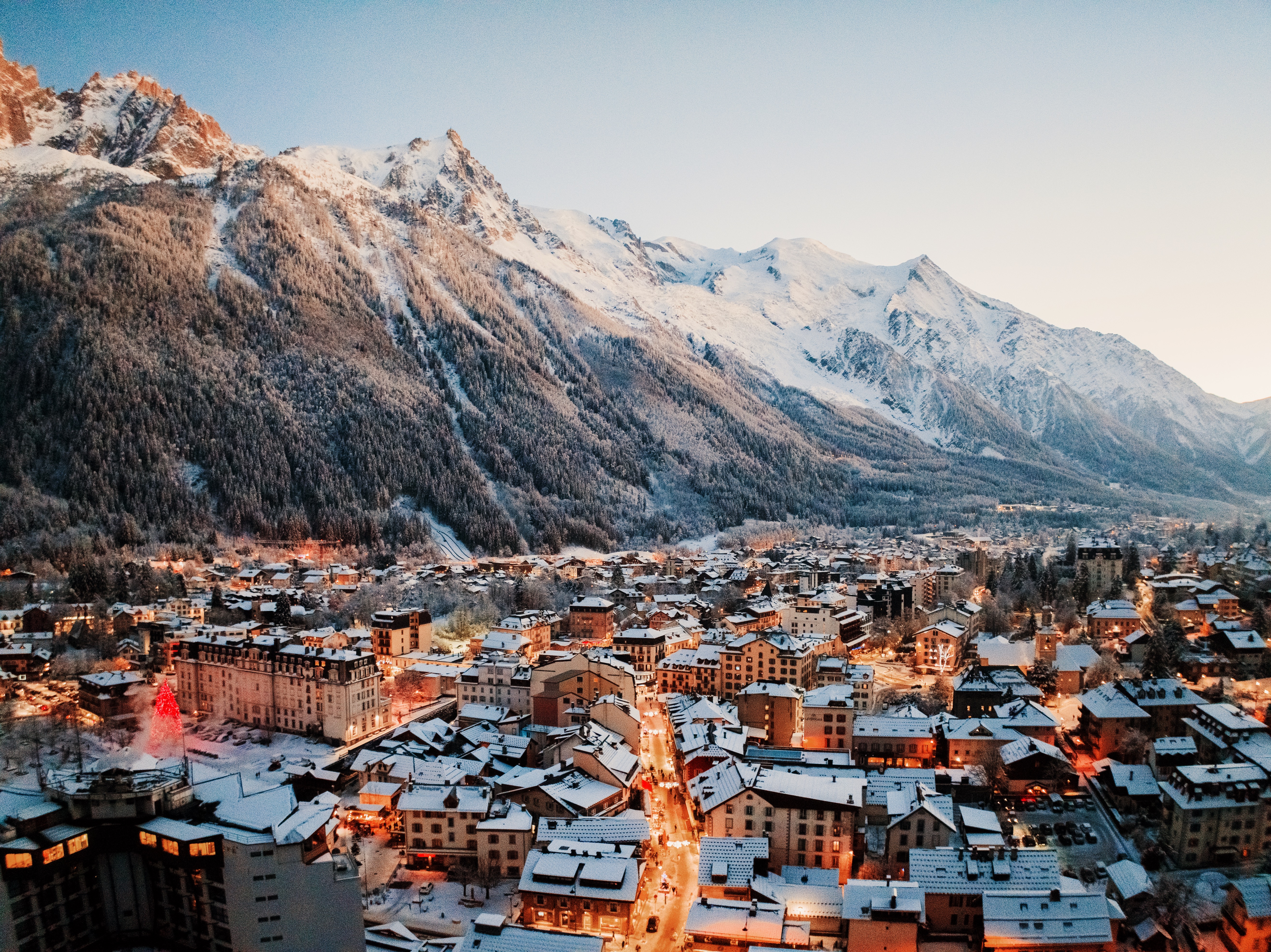 Chamonix enneigé au pied du massif