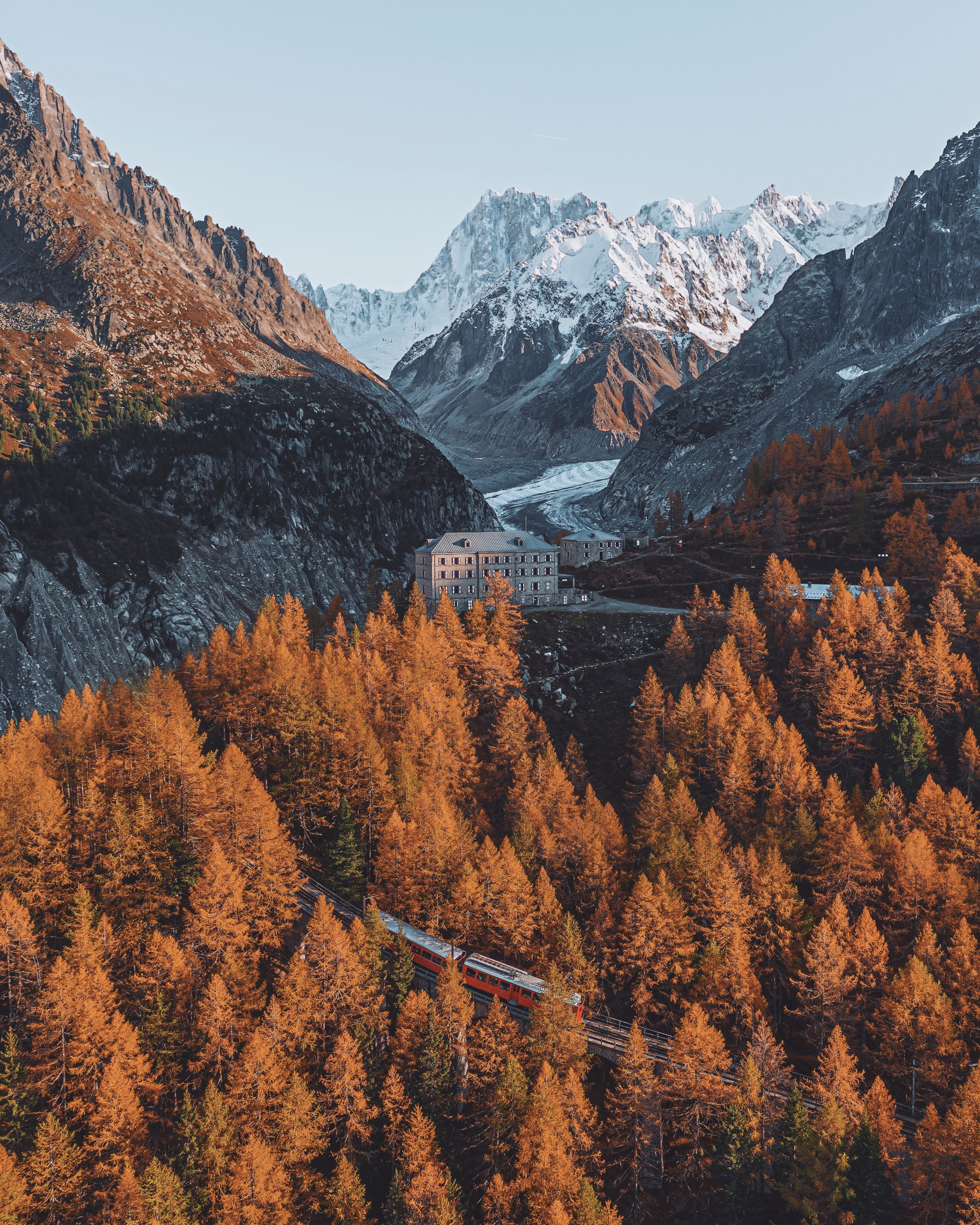 Le refuge du Montenvers face à la Mer de Glace, avec les mélèzes d’automne et le train rouge au premier plan