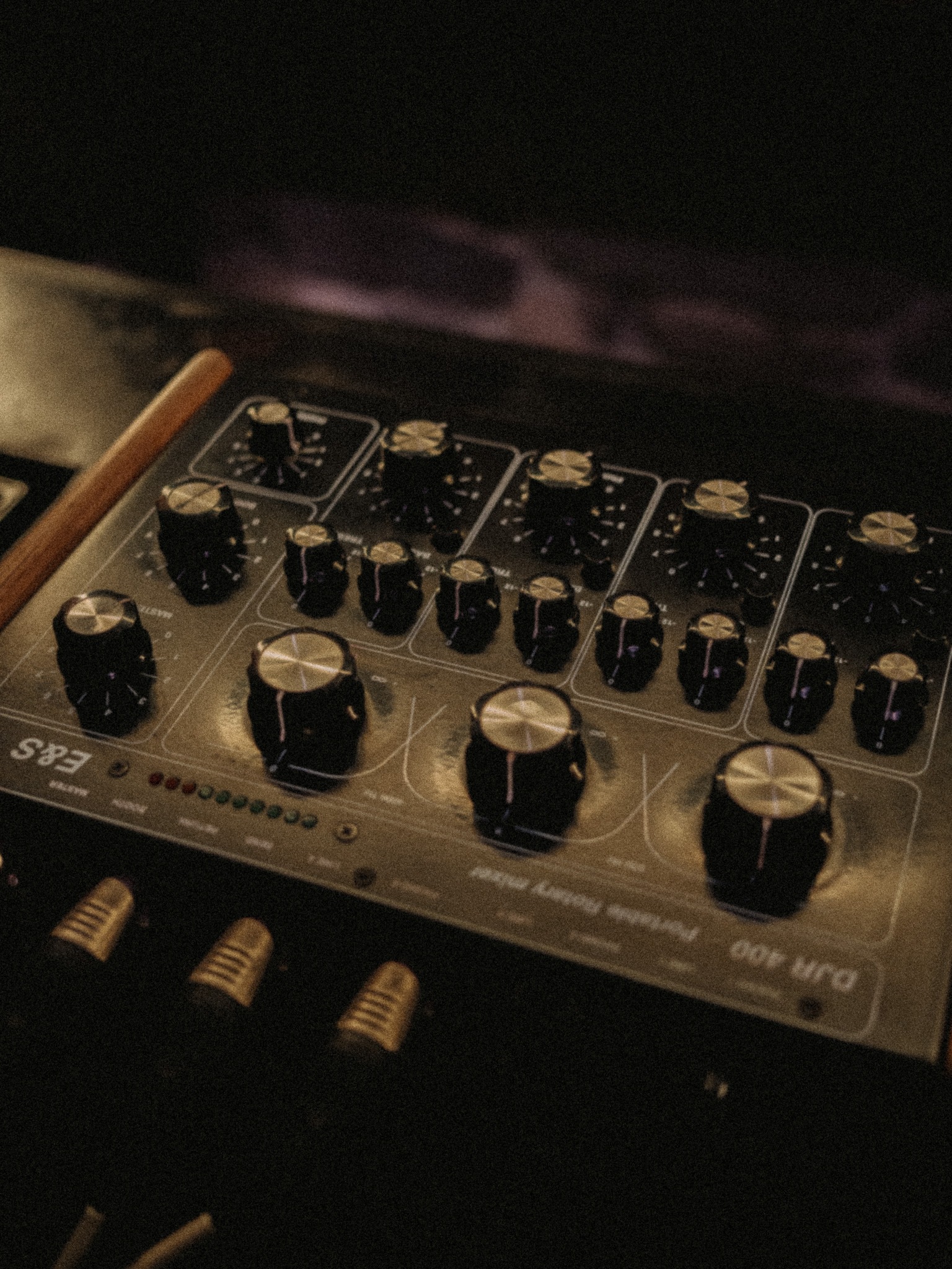 The E&S DJR 400 mixer.