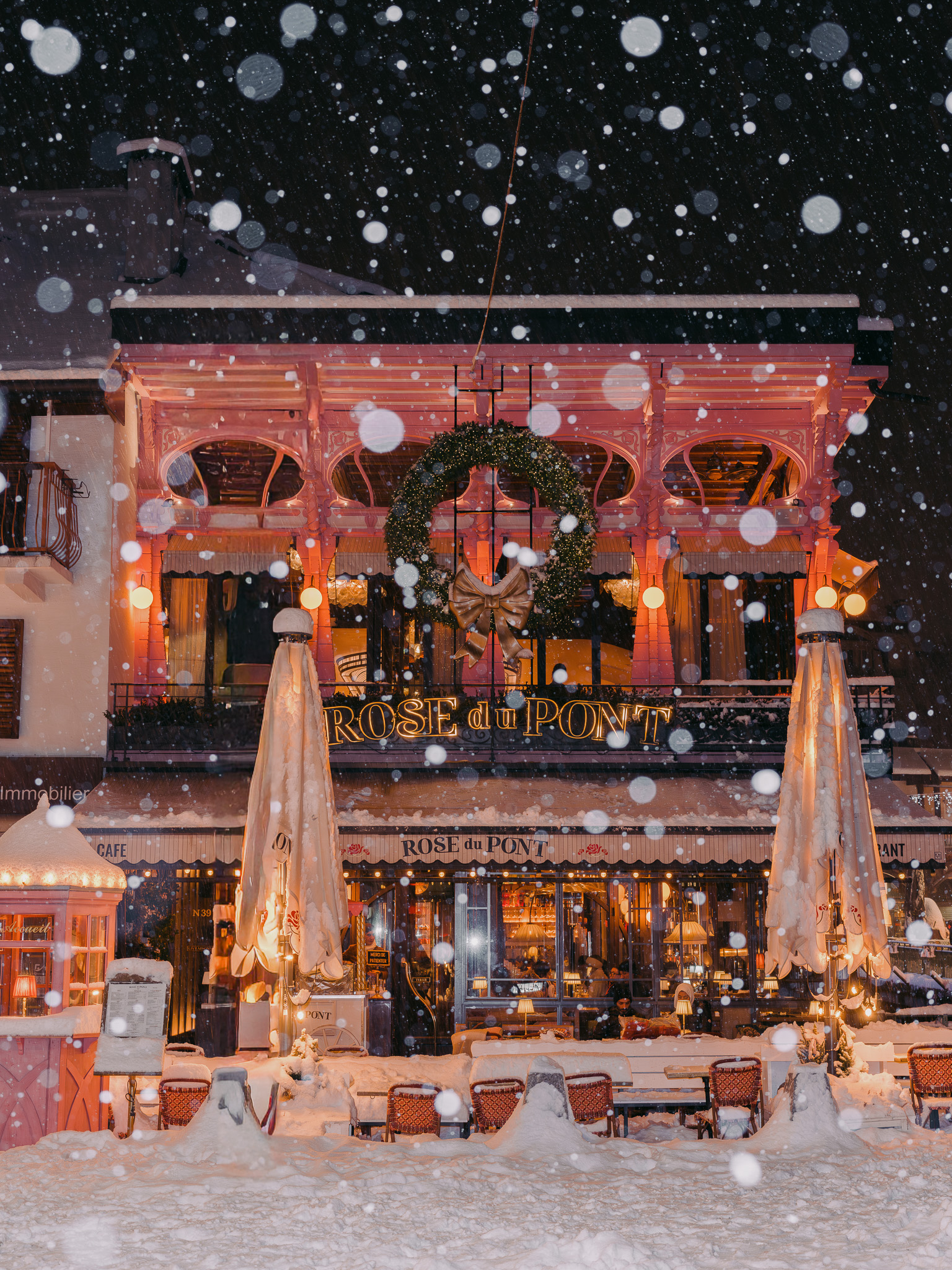 La façade rose de la Rose du Pont sous la neige