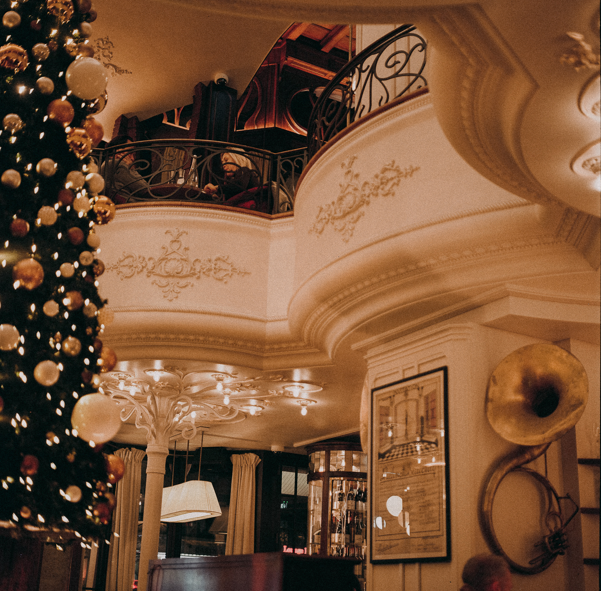 Le grand sapin de Noël auprès de la mezzanine aux moulures blanches
