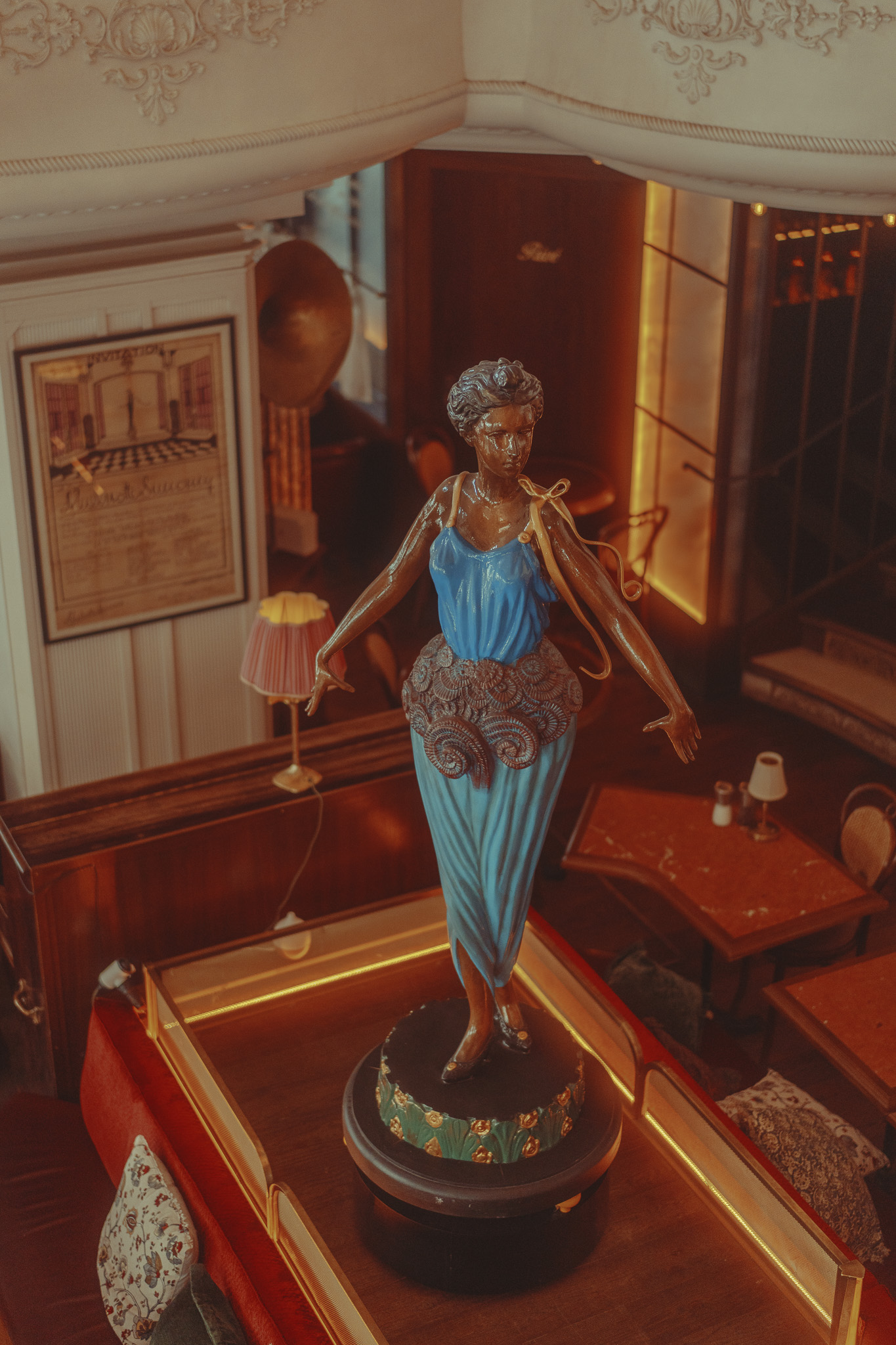 Une statue en robe bleue parmi les boiseries et les moulures de la Rose du Pont